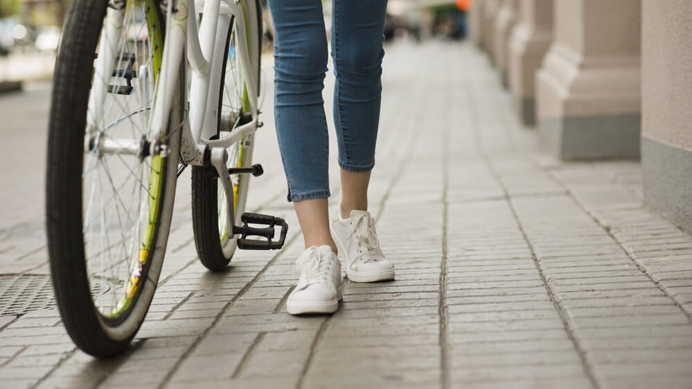 cyklista na chodníku