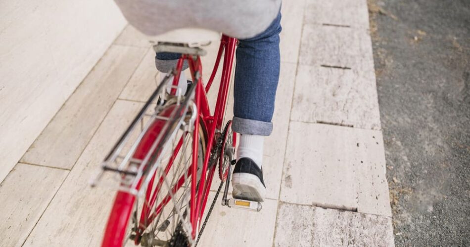 cyklista na chodníku